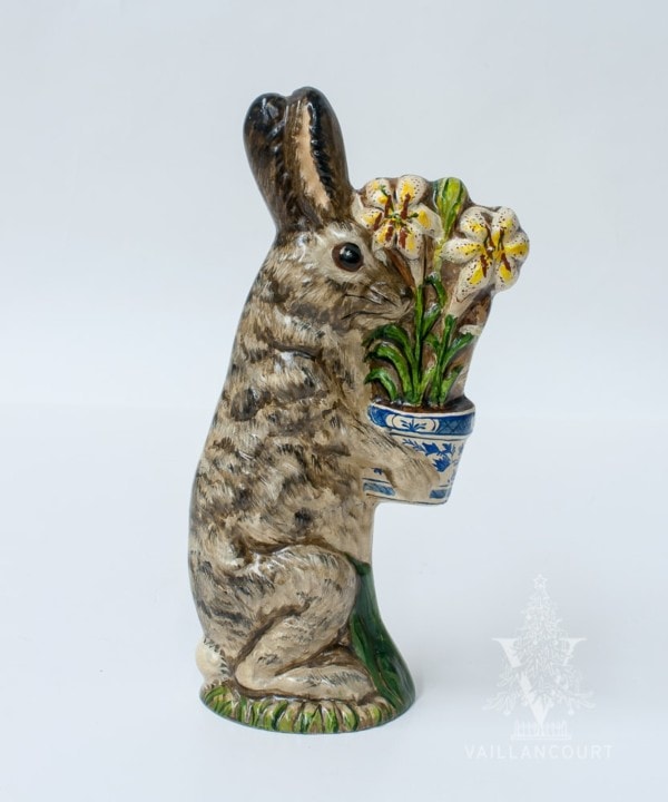 Colonial Brown Rabbit with Delft Flower Pot, VFA Nr. 19003