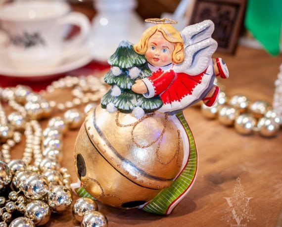 Arms Museum Christmas 2022 Vaillancourt Folk Art | Massachusetts Chalkware Since 1984.